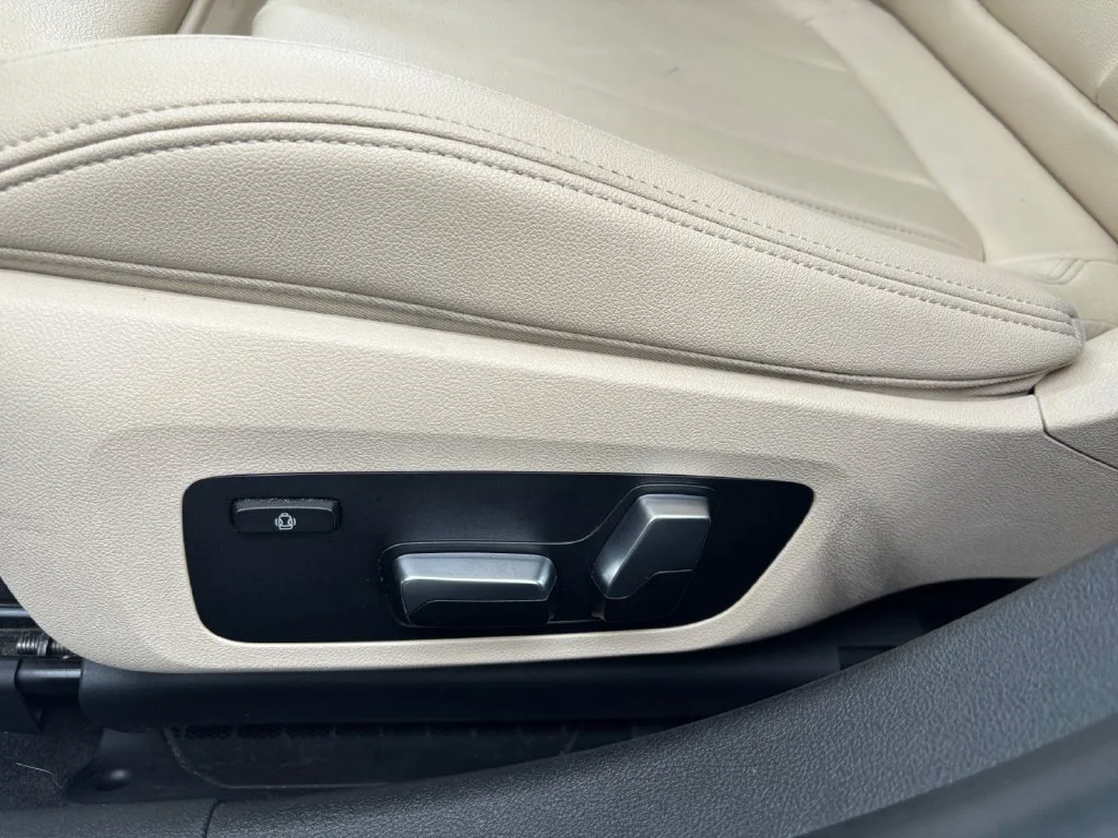 Used 2019 White BMW 330i xDrive image 34