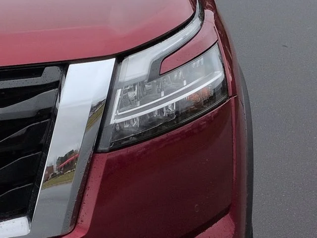 Used 2023 Red Nissan SL image 17