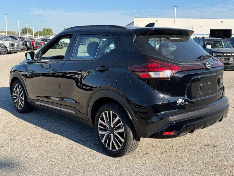 Used 2024 Super Black Nissan SR FWD image 3