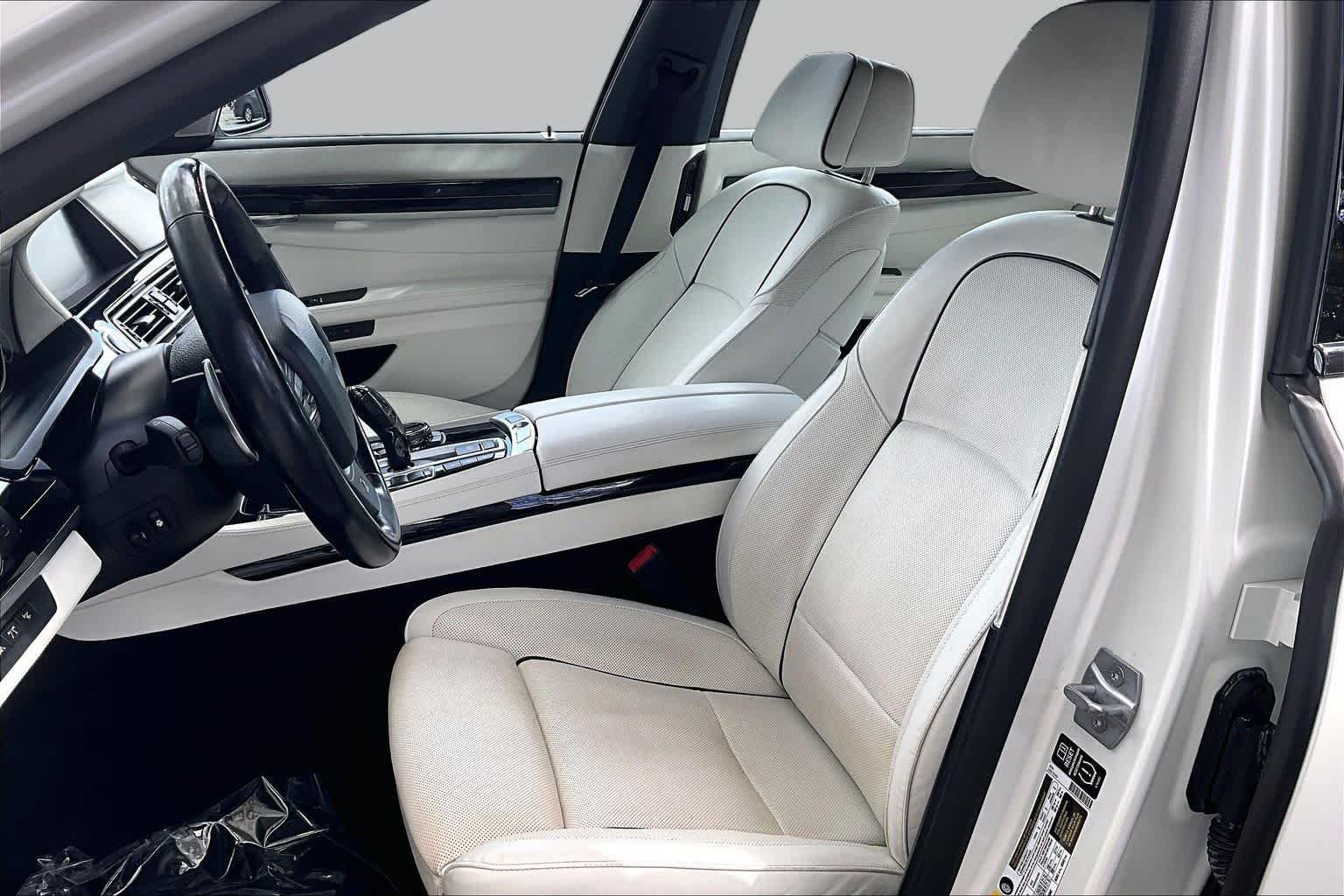 Used 2015  BMW 750Li xDrive image 7