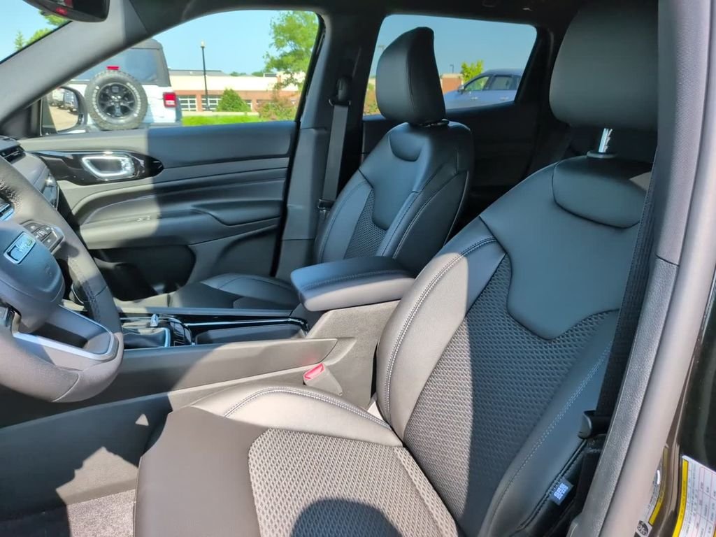New 2026 Diamond Black Crystal Pearlcoat Jeep Latitude image 19