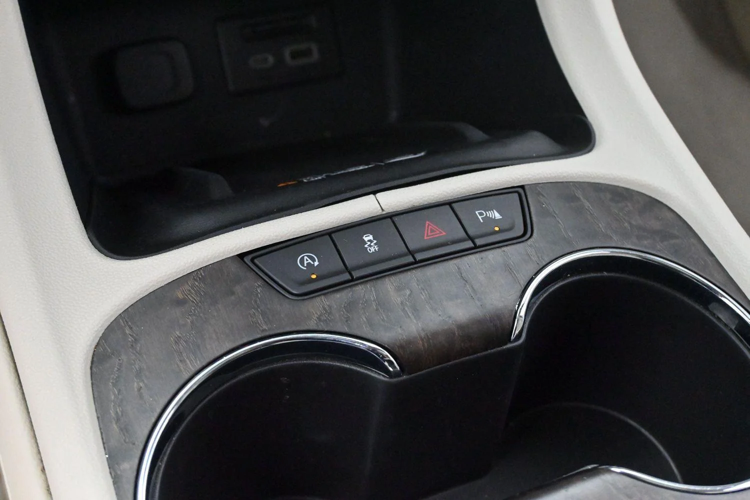 Used 2023 White Frost Tricoat GMC Denali image 23