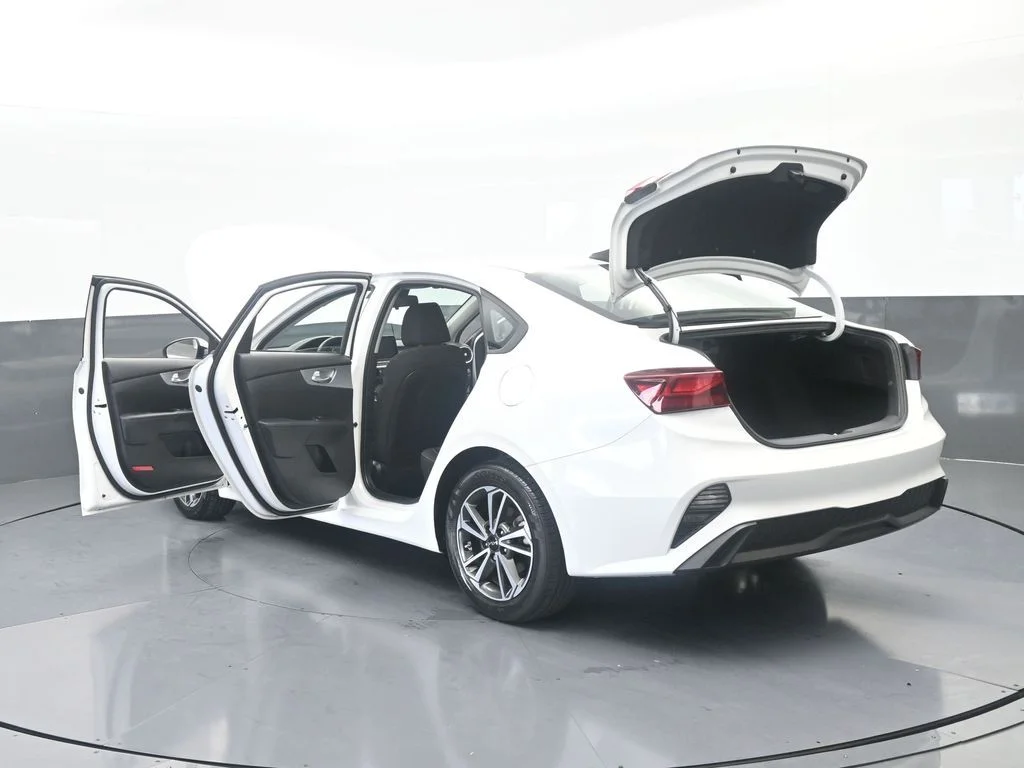 Used 2023 Snow White Pearl Kia LXS image 68