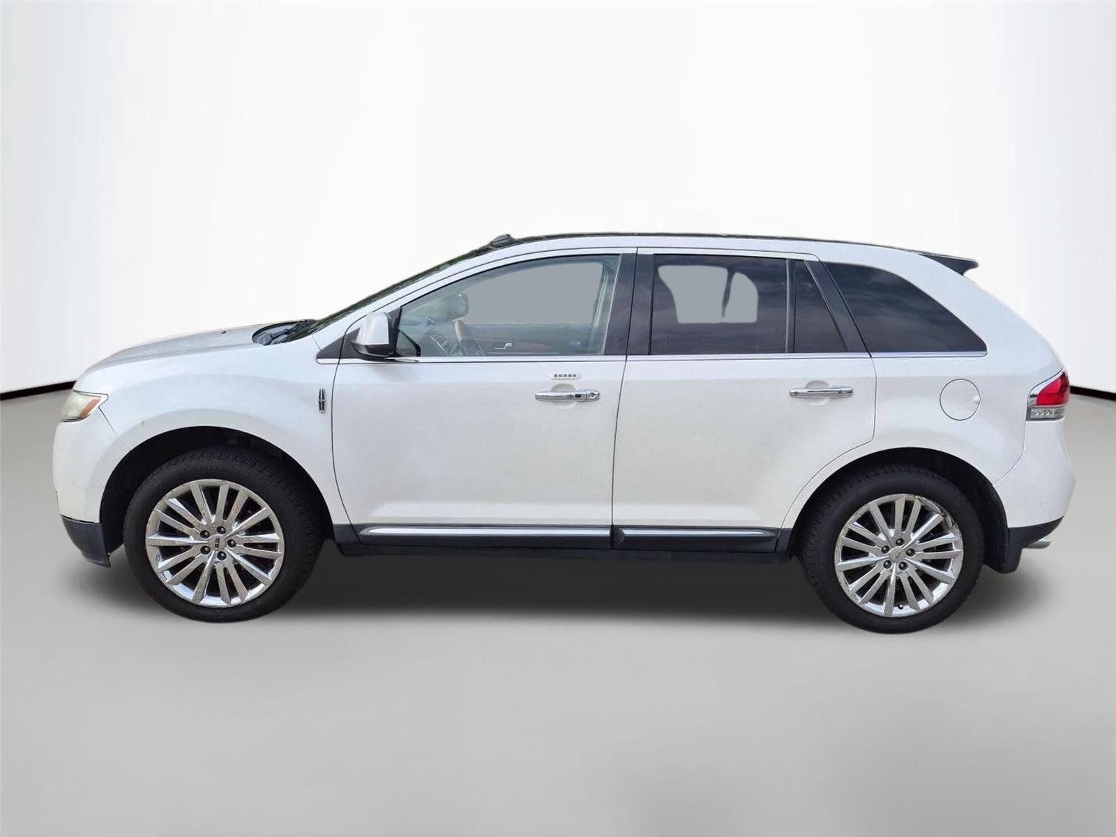 Used 2011 White Platinum Tri-Coat Metallic LINCOLN  image 2