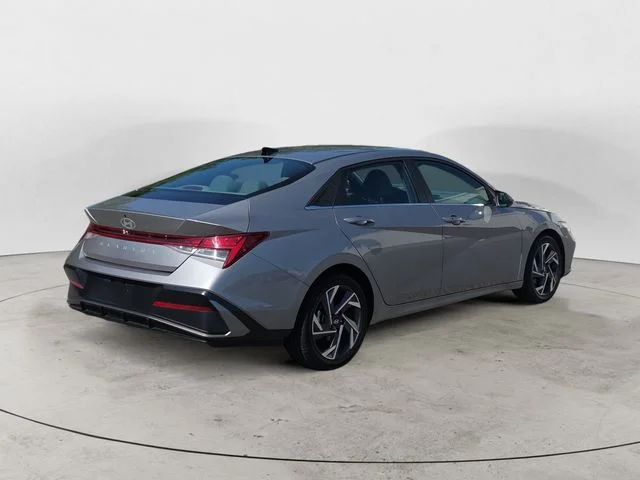 Used 2025  Hyundai SEL Convenience image 5