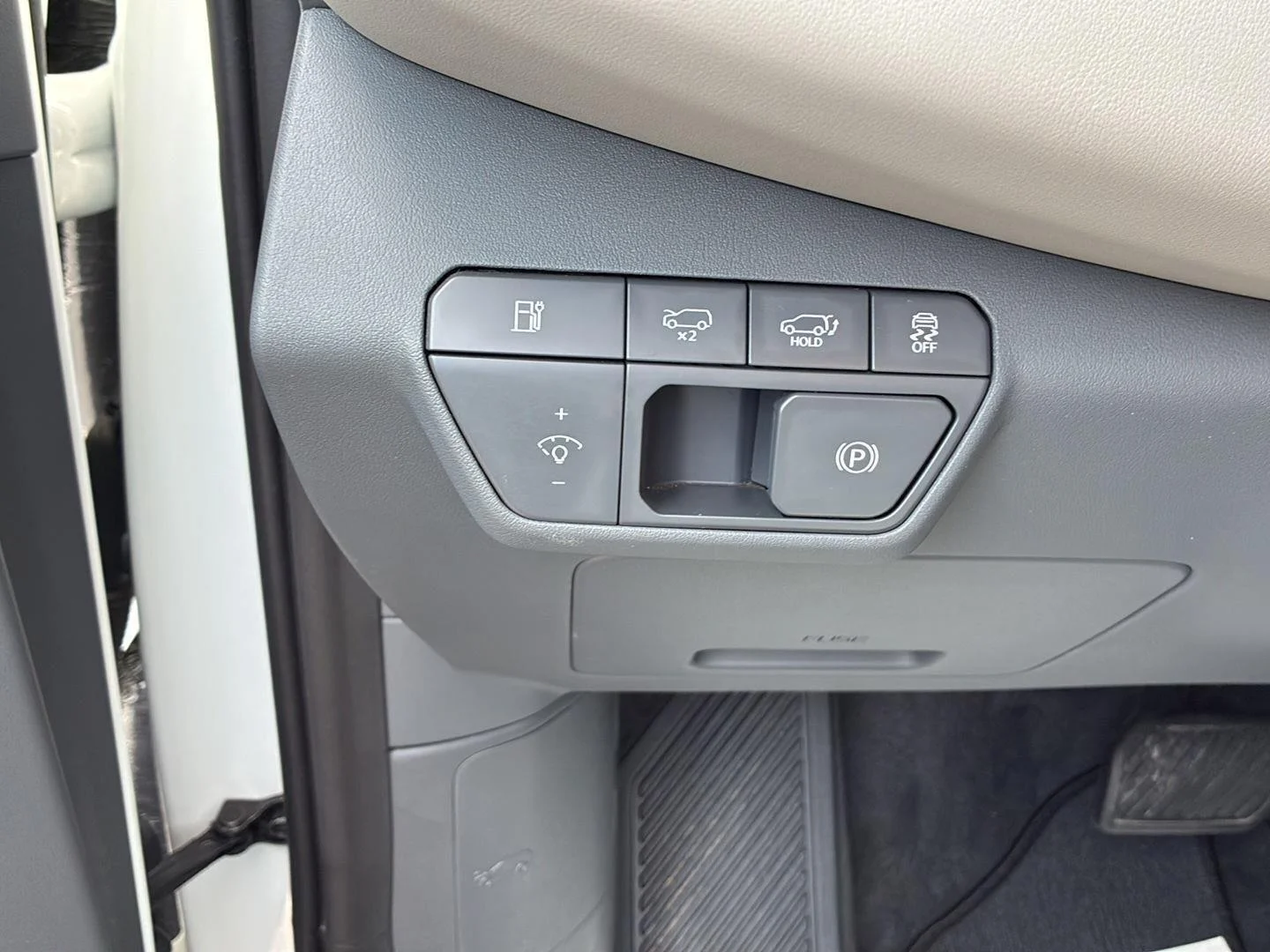 Used 2024 Snow White Pearl Kia Wind image 32