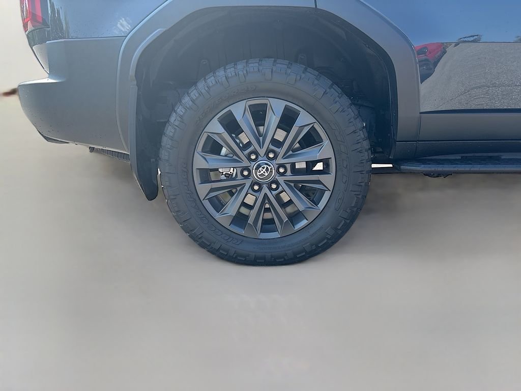 Used 2025  Toyota Base image 13