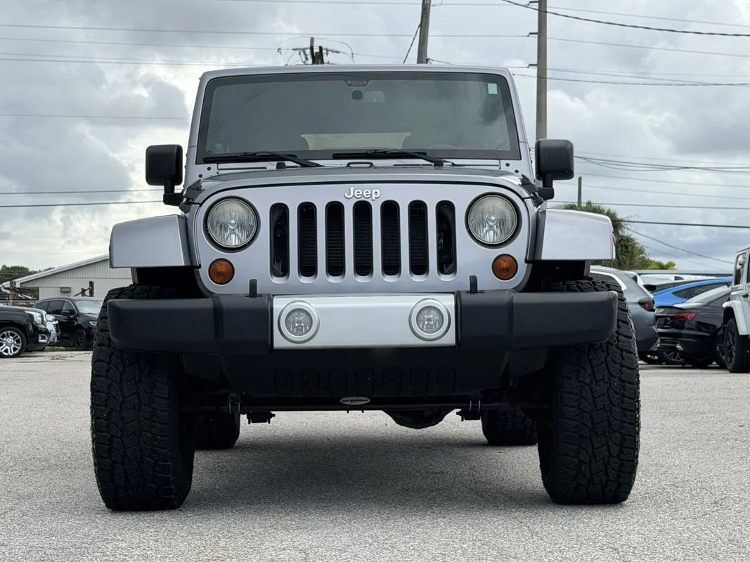 Used 2013  Jeep Sahara image 3