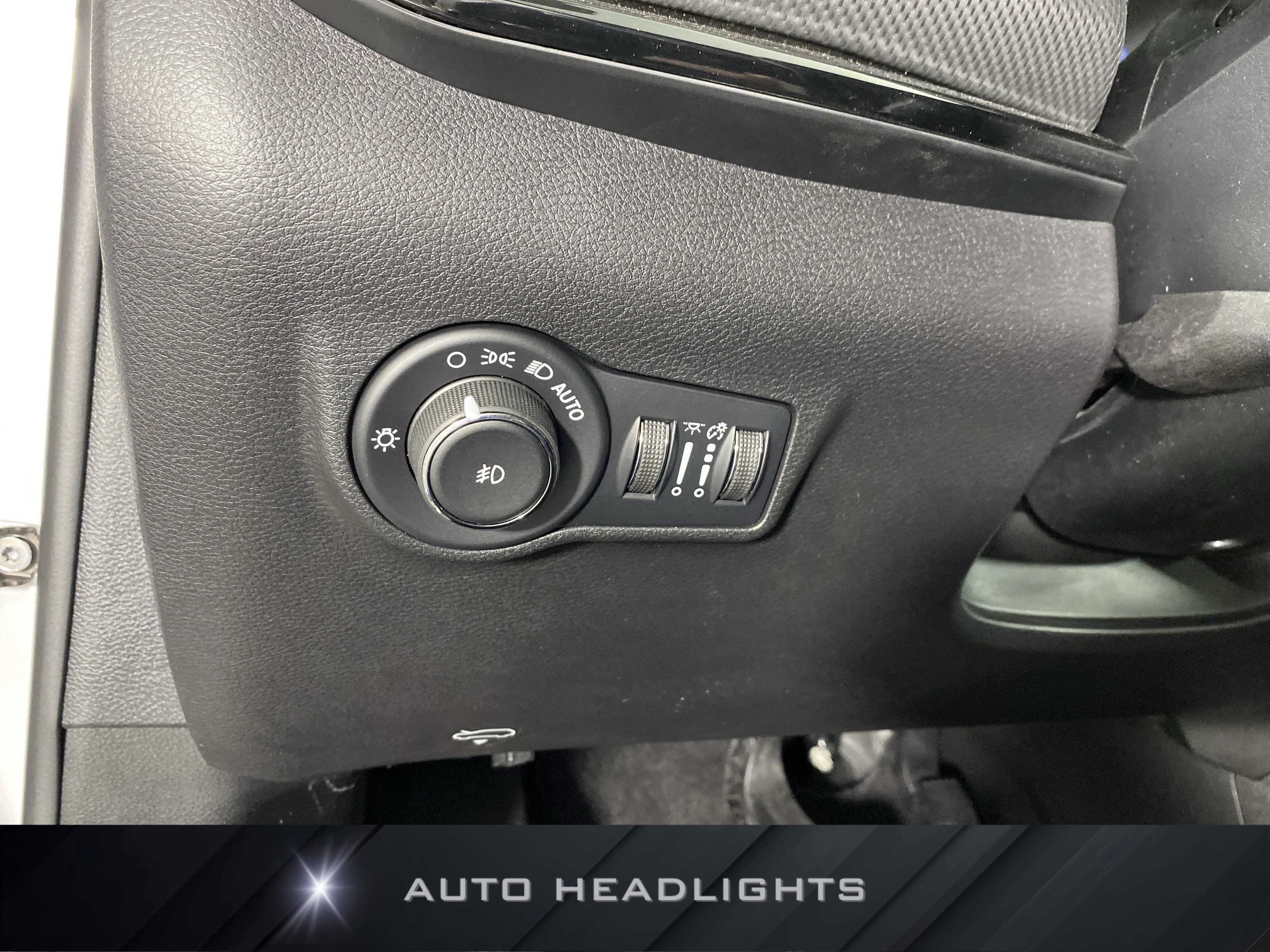 New 2026 Bright White Clear-Coat Exterior Paint Jeep Latitude image 22