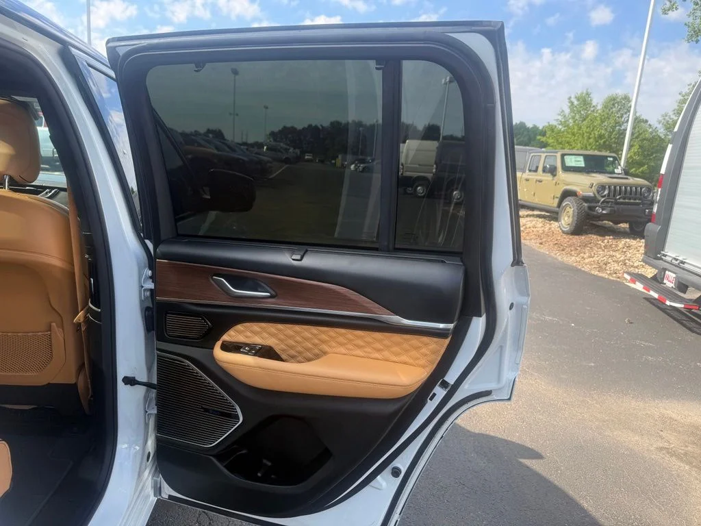 Used 2022 White Jeep Summit image 52