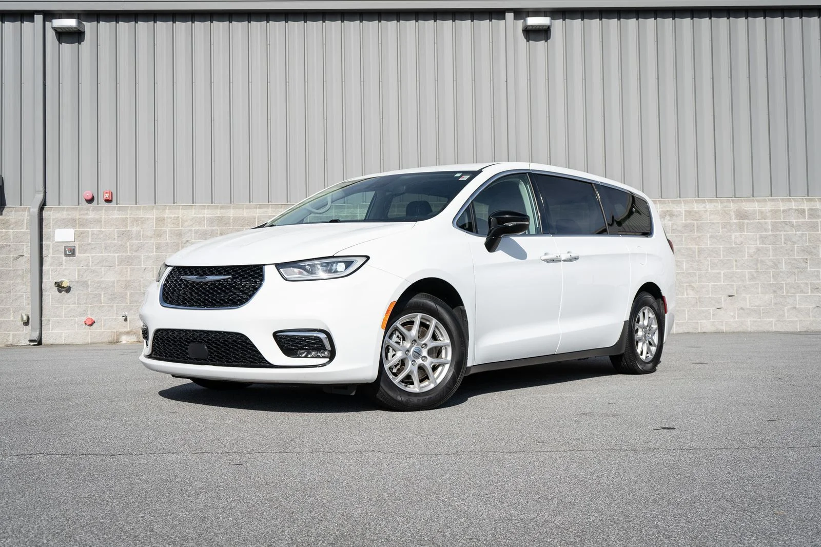 2024 Chrysler Pacifica Touring L's photo