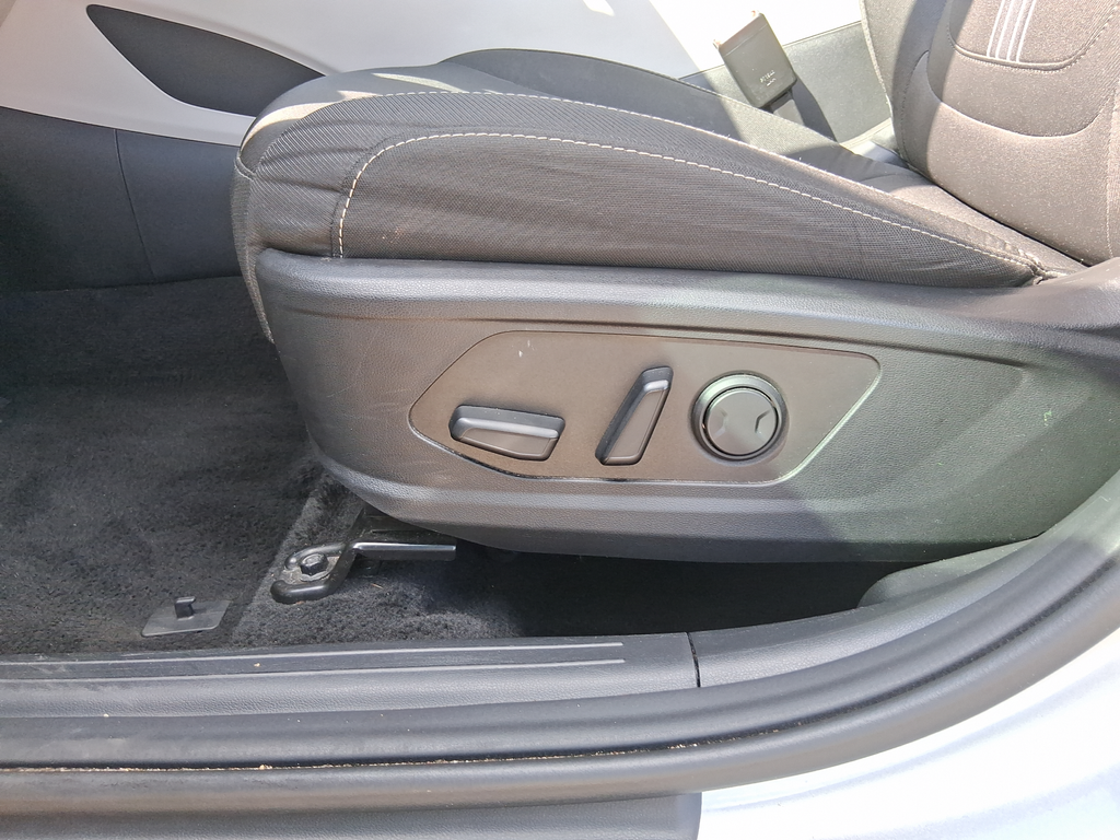 Used 2024 Silver Hyundai SEL image 18