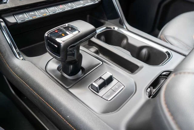 Used 2025  GMC AT4 image 39