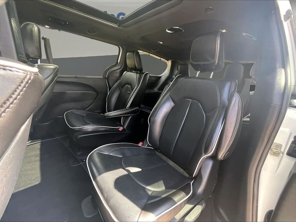 Used 2023 White Chrysler Limited image 25