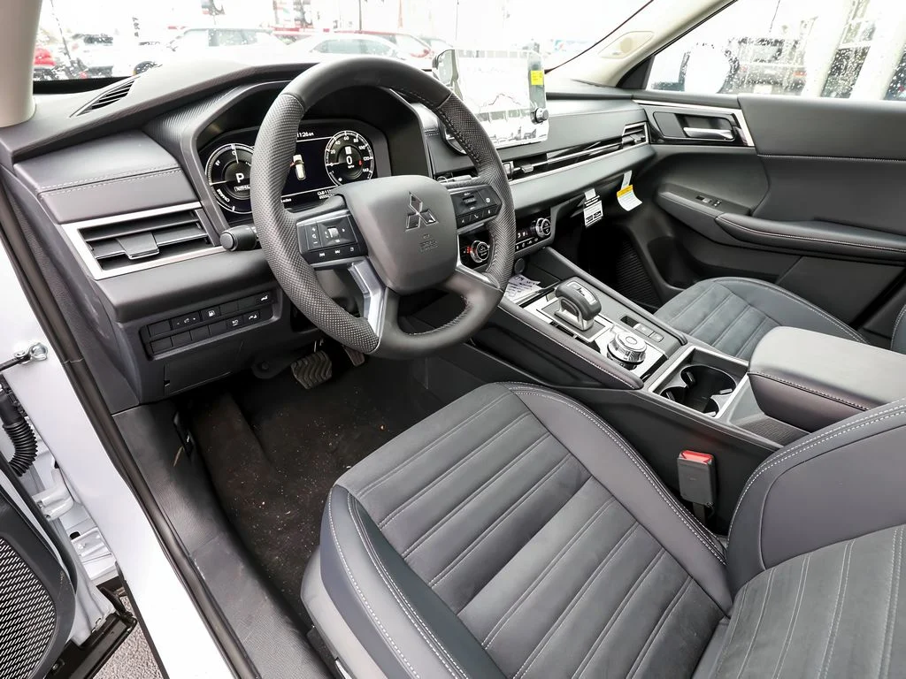 New 2025 White Diamond Mitsubishi SE image 14