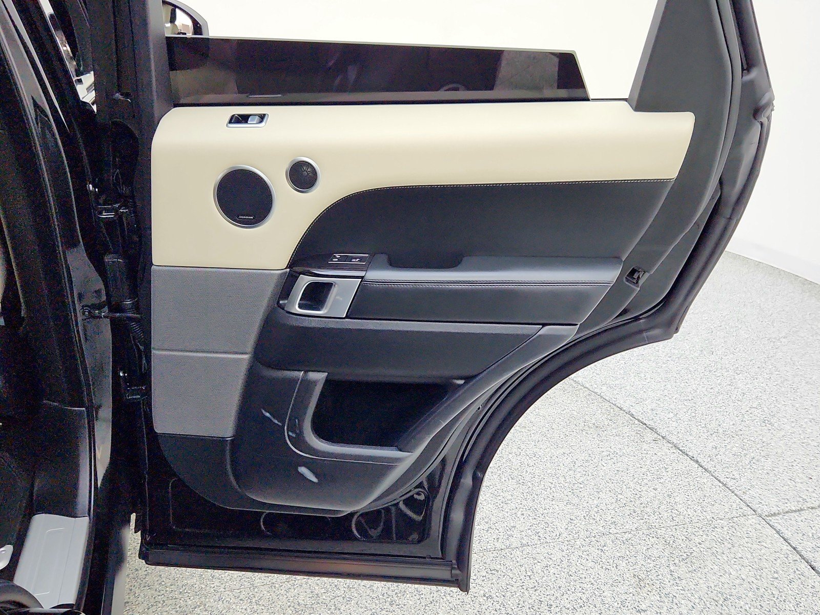 Used 2020 Santorini Black Metallic Land Rover HSE Dynamic image 33