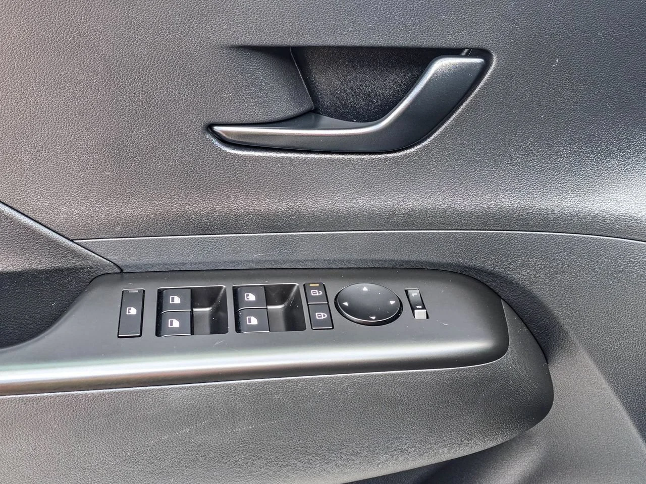Used 2025  Hyundai SEL image 11