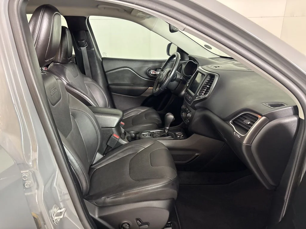 Used 2021 Gray Jeep Latitude Lux image 16