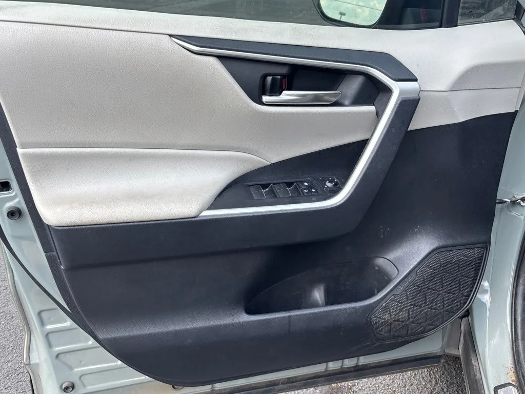Used 2021  Toyota XLE Premium image 5