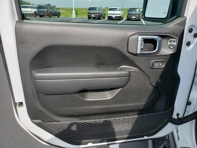 Used 2023 White Jeep Sport image 11