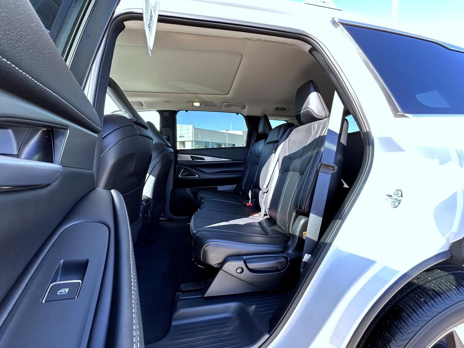 Used 2025 White INFINITI LUXE image 21