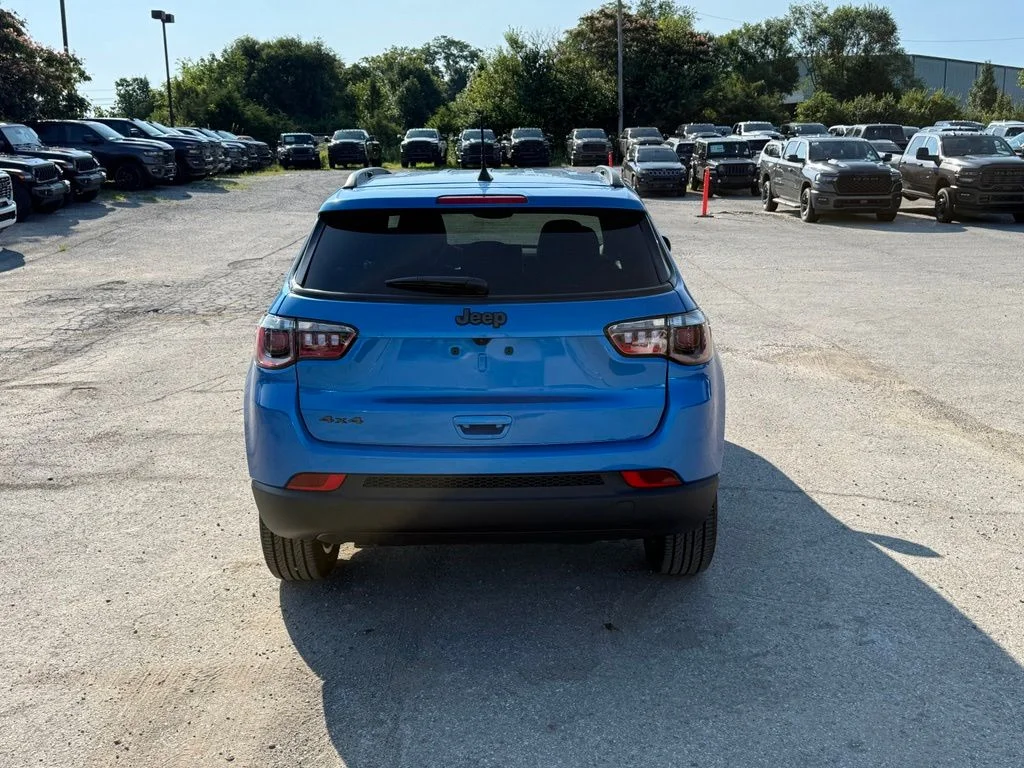 New 2026 Hydro Blue Pearl-Coat Exterior Paint Jeep Latitude image 7