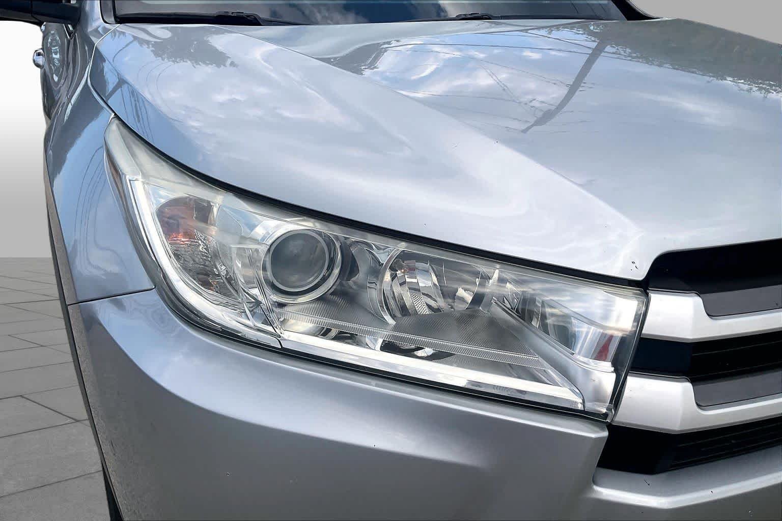Used 2018 Celestial Silver Metallic Toyota LE image 27