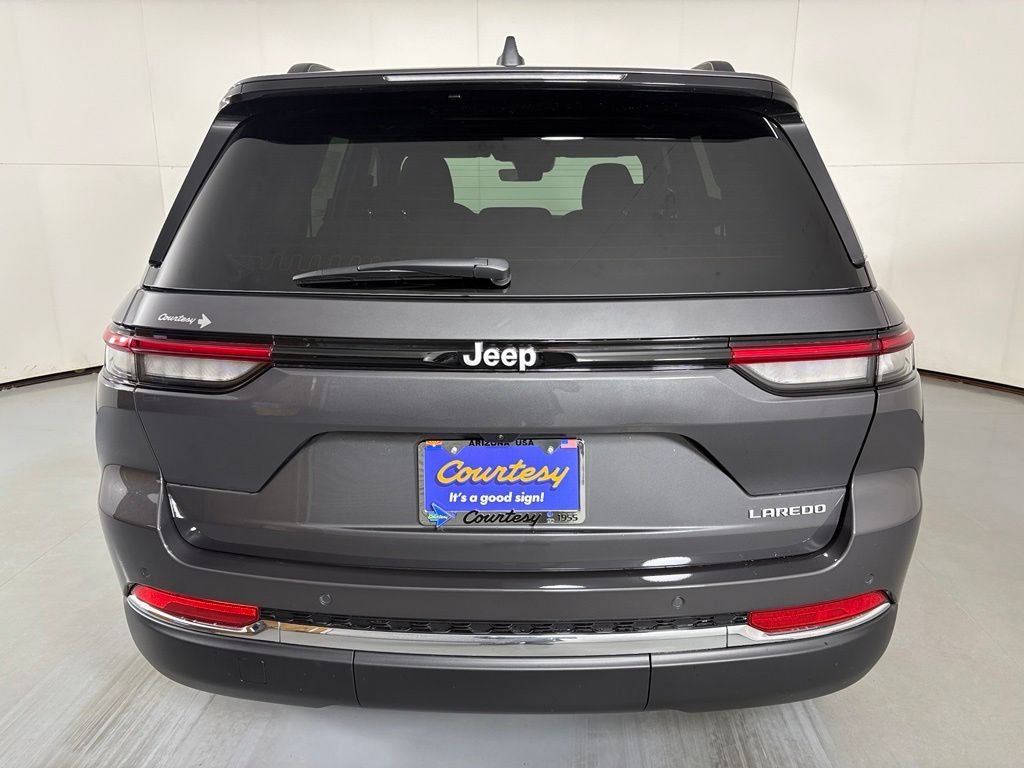 New 2026 Baltic Gray Metallic Clear-Coat Exterior Paint Jeep Laredo image 7