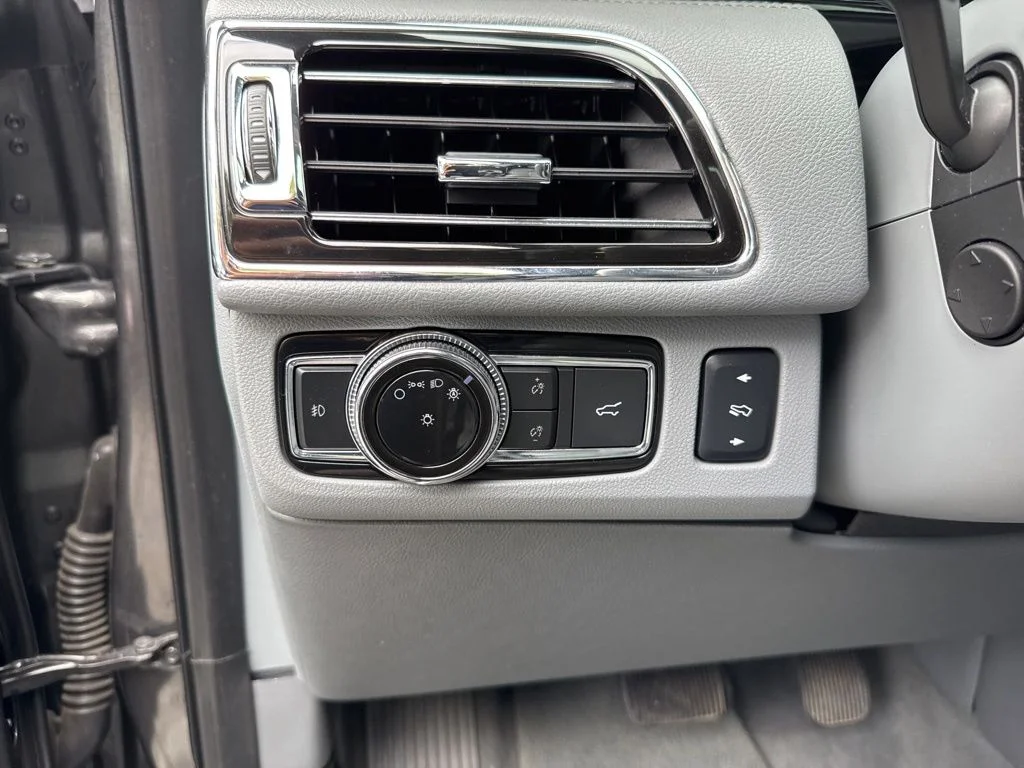 Used 2018 Gray Lincoln Reserve image 9