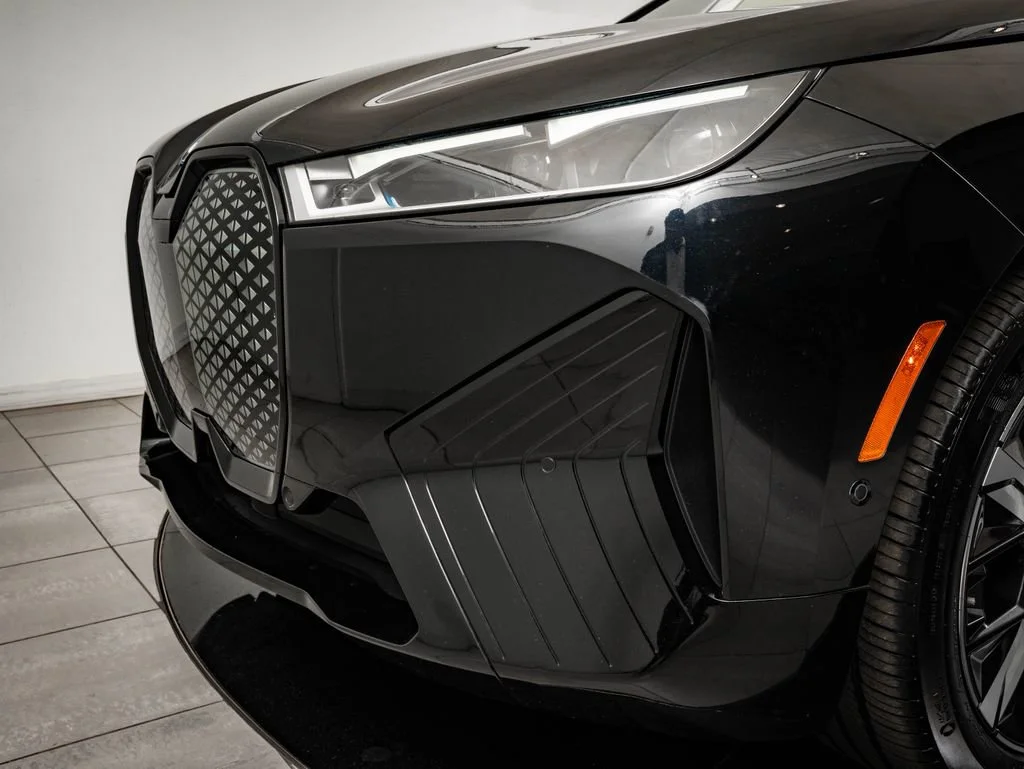 Used 2023 Black Sapphire Metallic BMW xDrive50 image 3