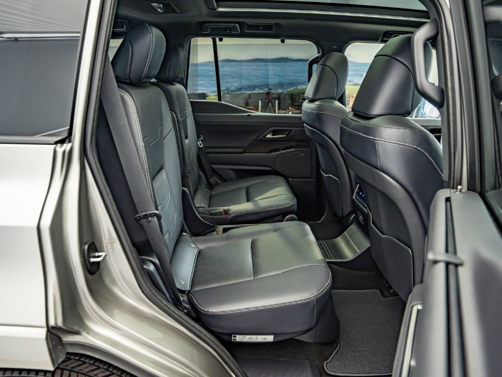 Used 2024 Silver Lexus 550 Luxury+ image 35