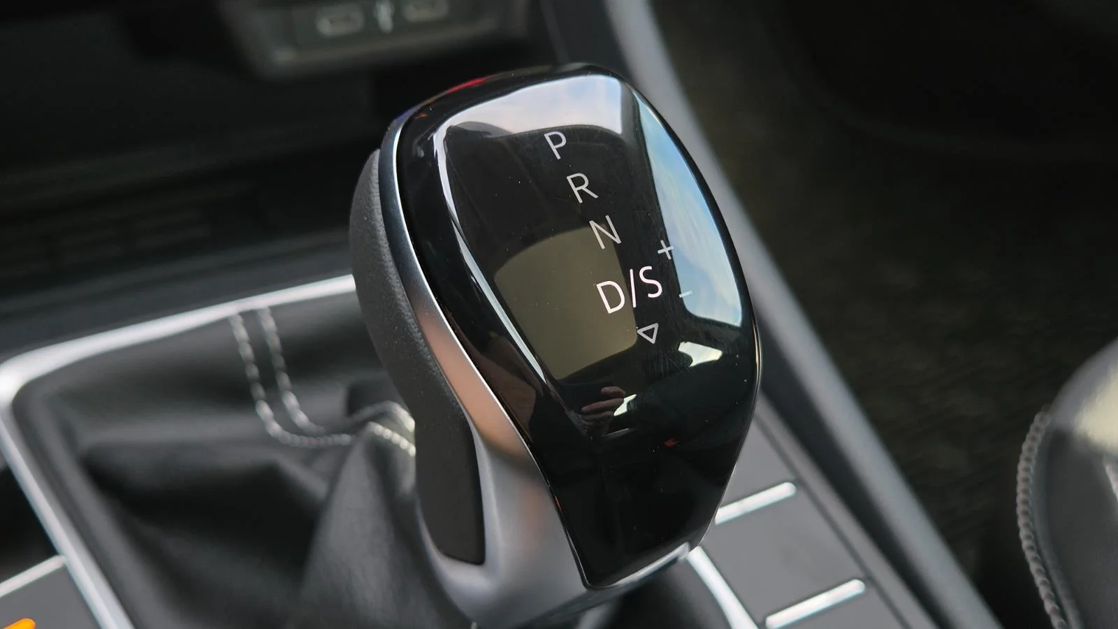 New 2026 Deep Black Pearl Volkswagen SEL image 35