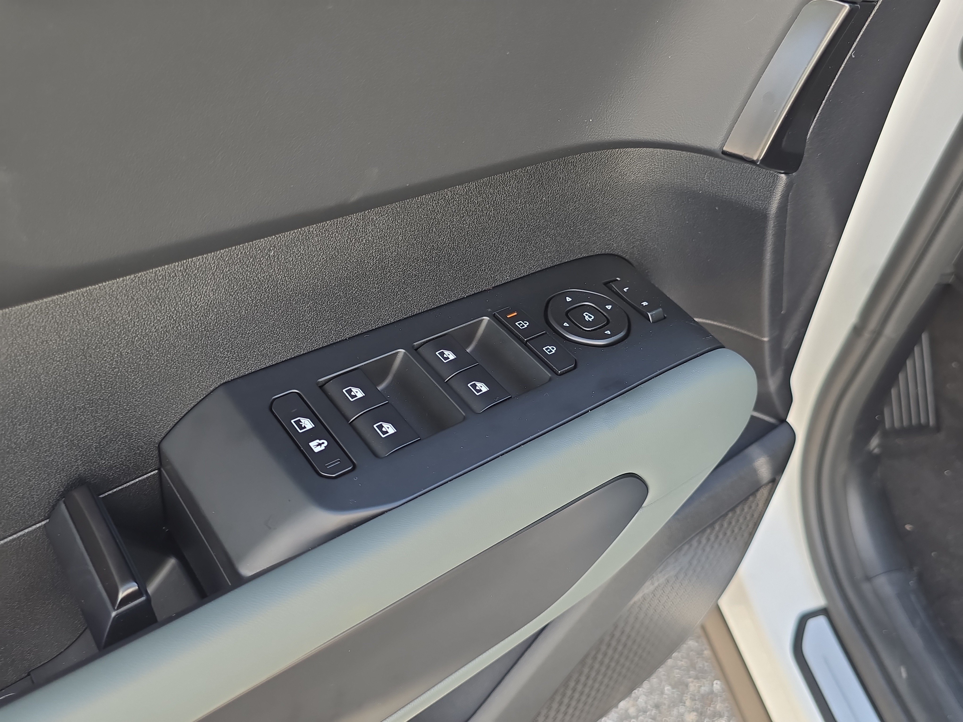 New 2027 Glacial White Pearl Kia X-LINE SX image 21