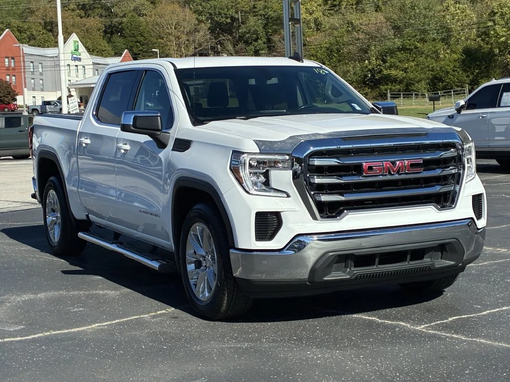 Used 2022 SUMMIT WHITE GMC SLE image 4