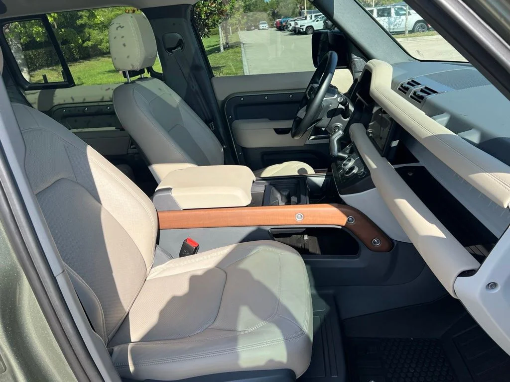 Used 2024 Green Land Rover S image 15