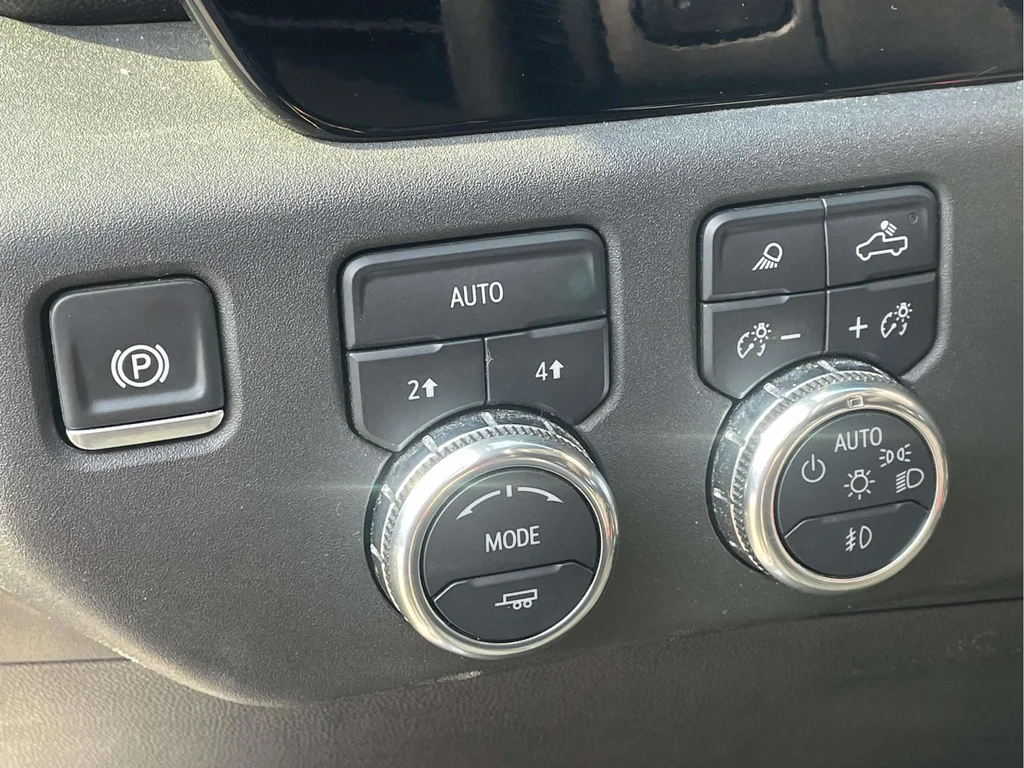 Used 2025 Summit White GMC SLT image 18