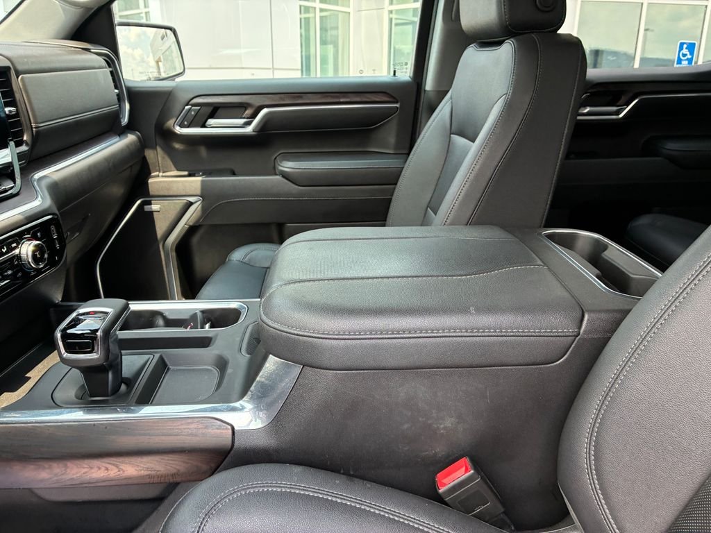 Used 2023 White GMC SLT image 17