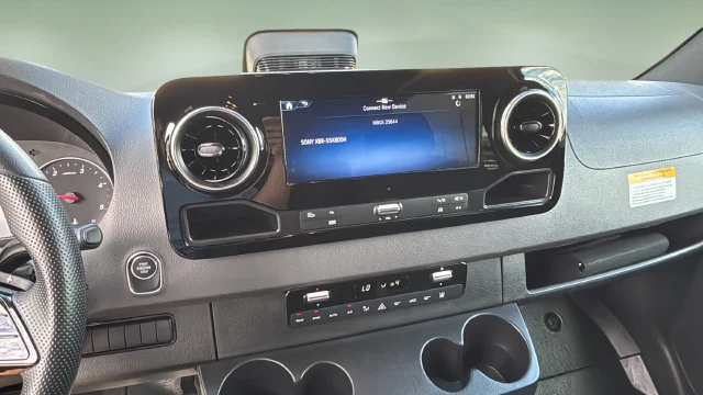 Used 2025  Mercedes-Benz NA image 32