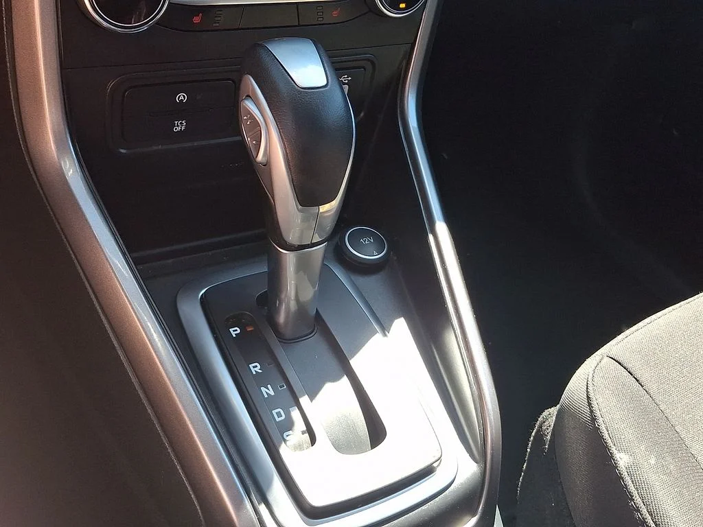 Used 2022 Red Ford SE image 16