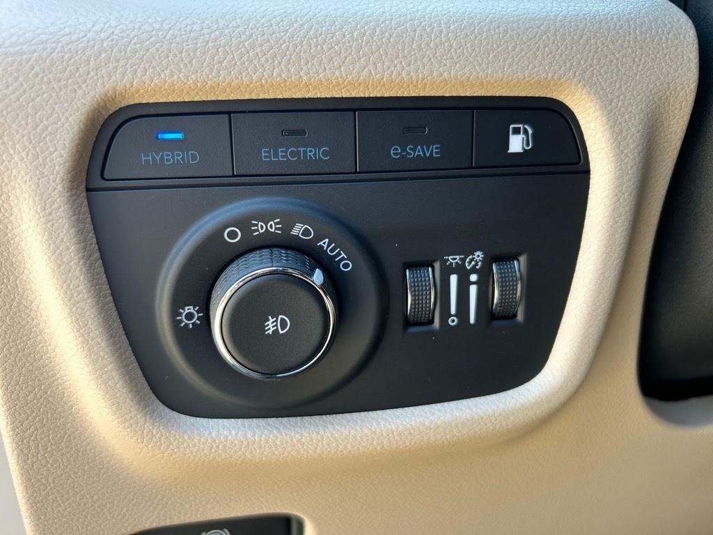 Used 2024 Rocky Mountain Pearlcoat Jeep  image 8