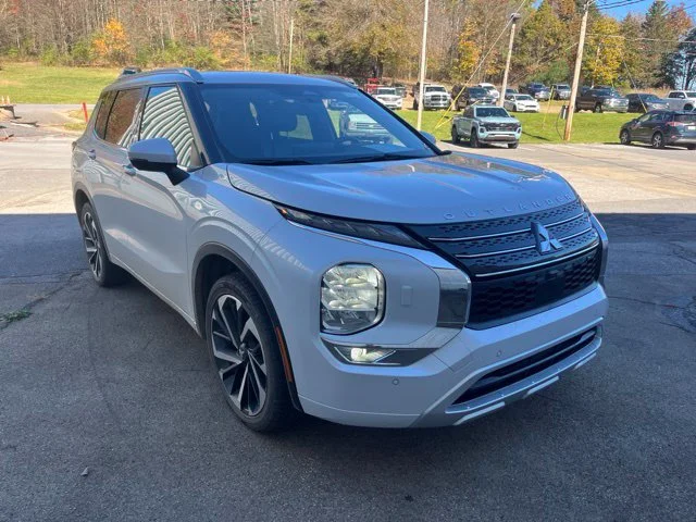 Used 2022  Mitsubishi SEL image 2