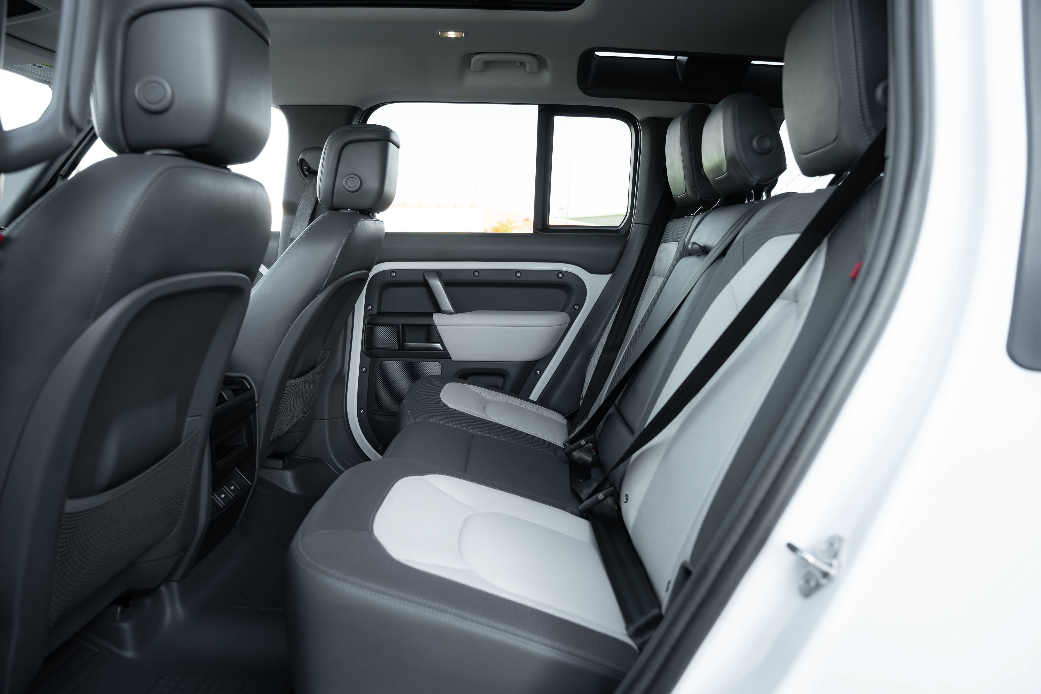 Used 2023 Fuji White Land Rover X-Dynamic SE image 21