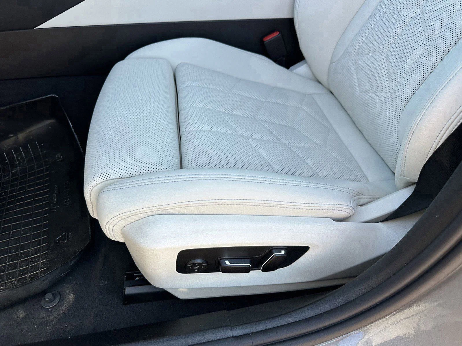 New 2026 Oxide Grey Metallic BMW eDrive40 image 23