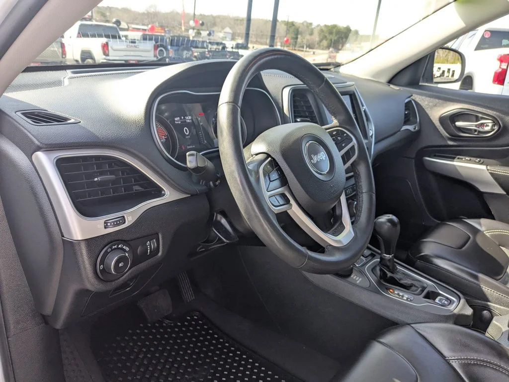 Used 2022 Bright White Clearcoat Jeep X image 13