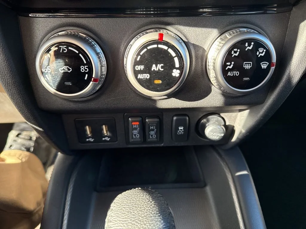 Used 2023 Silver Mitsubishi ES image 24