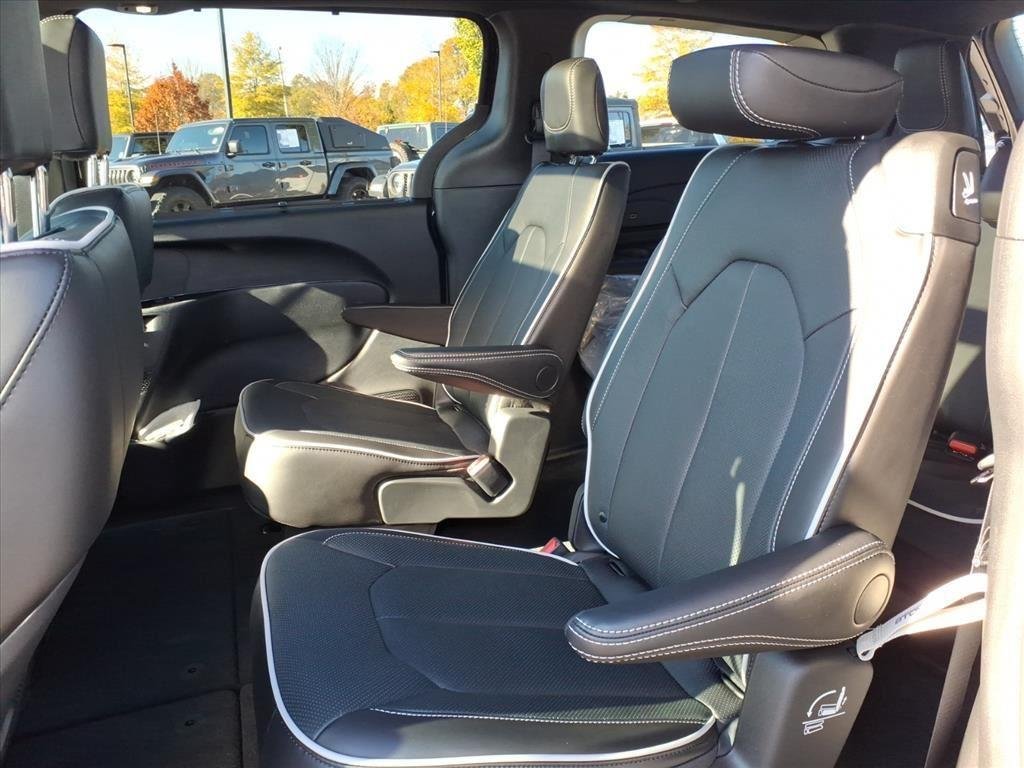 New 2026 Diamond Black Crystal Pearl-Coat Exterior Paint Chrysler Limited image 28