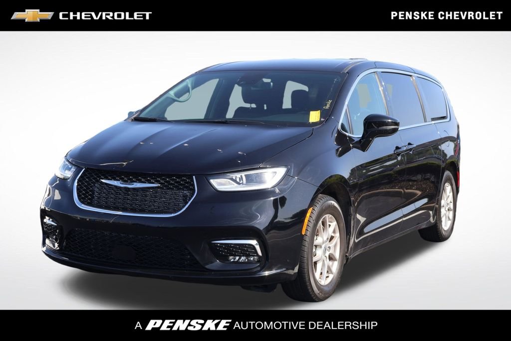 2025 Chrysler Pacifica Select's photo
