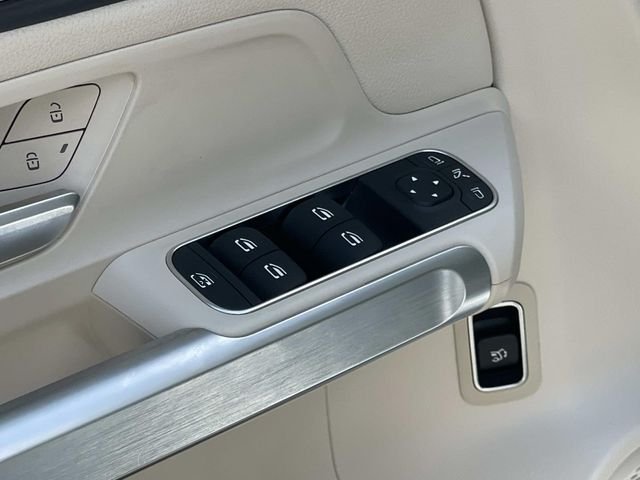 Used 2022  Mercedes-Benz GLB 250 image 16