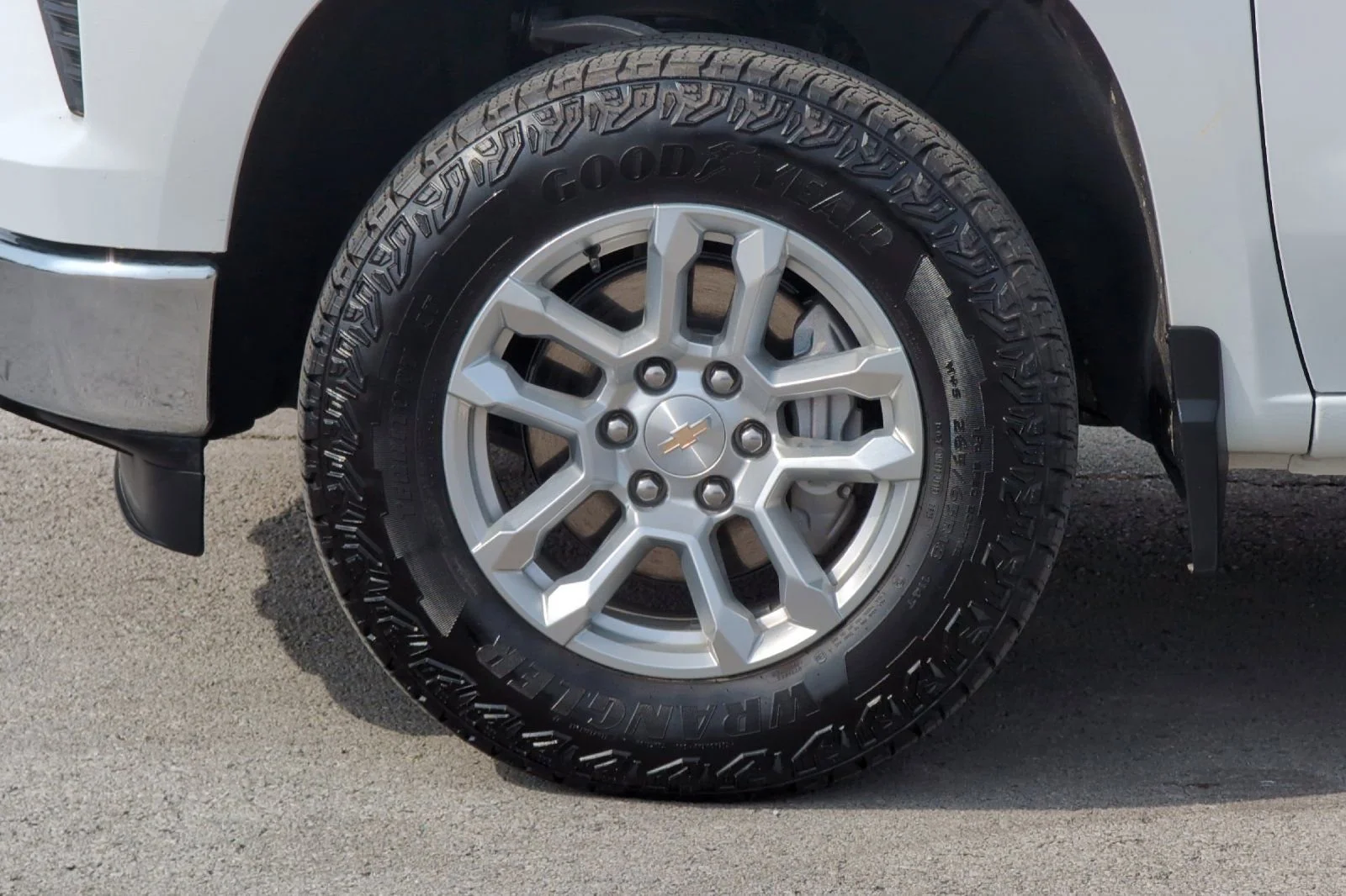 Used 2025 Summit White Chevrolet LT image 27