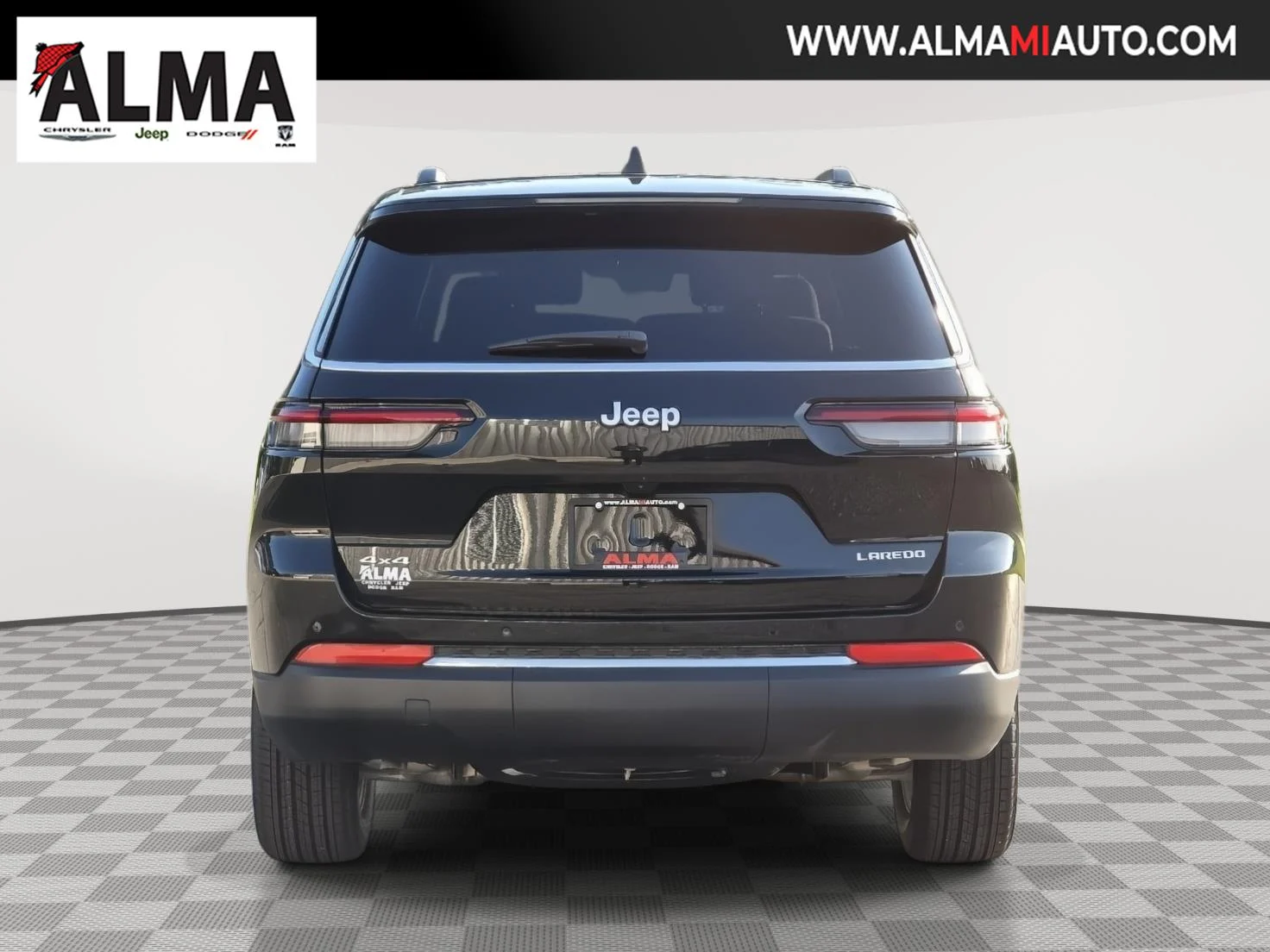 New 2026 Diamond Black Crystal Pearl-Coat Exterior Paint Jeep Laredo X image 6